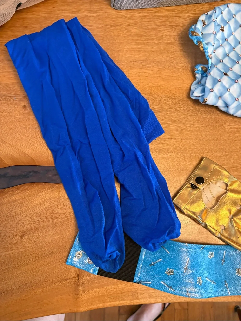 Disney Descendants Rise of Red Chloe Small Kids Costume - Picture 3 of 11